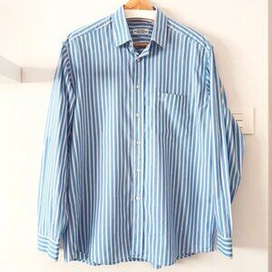 Men's vertical striped shirt